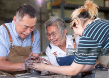 手作興趣課程：退休人士也能學陶藝與編織