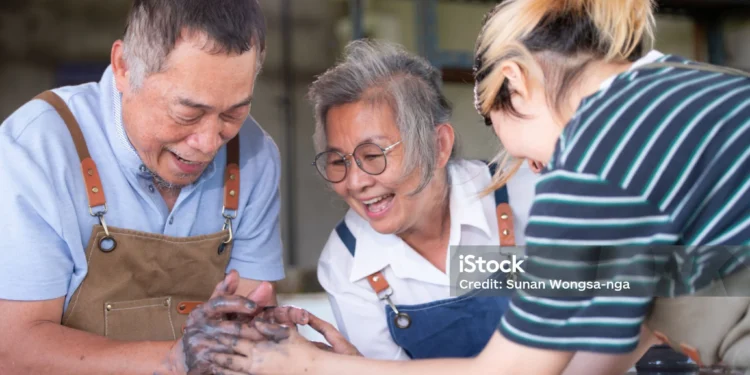 手作興趣課程:退休人士也能學陶藝與編織