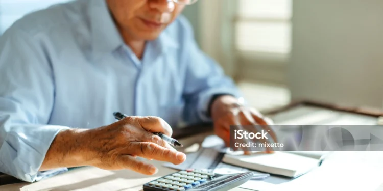 2025 市場前瞻:樂齡族適合的低風險投資選擇